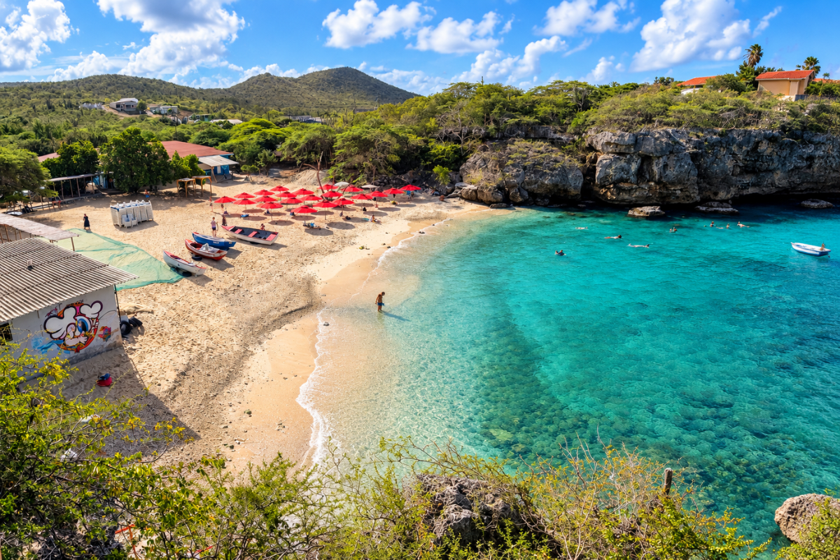 Rustige baai met strand op Curaçao