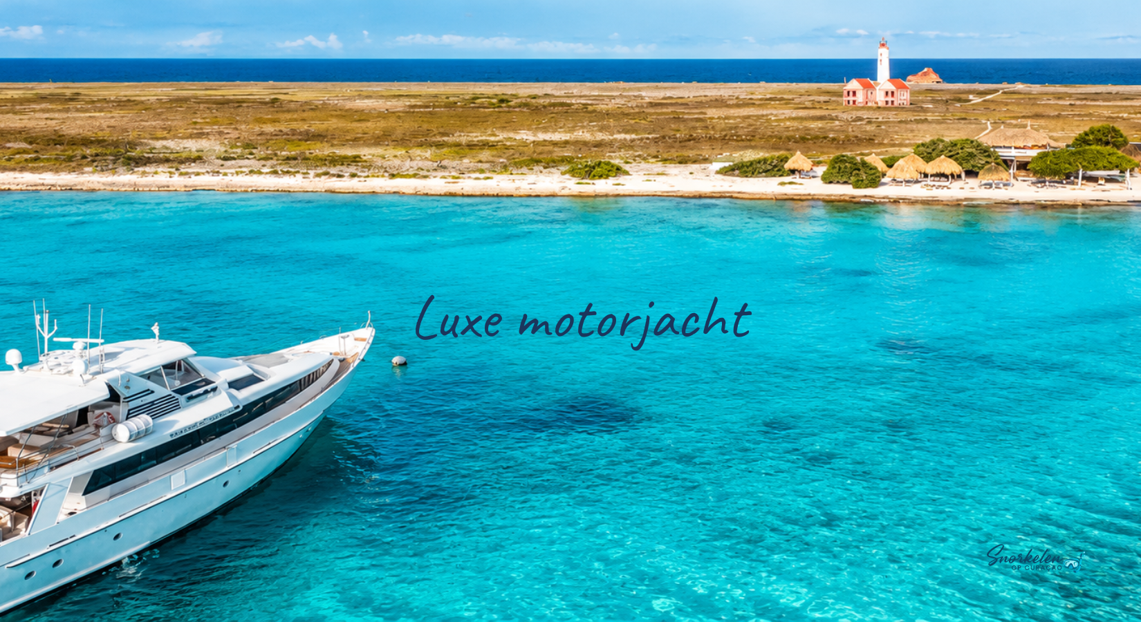 Motorjacht bij Klein Curaçao met beachhouse